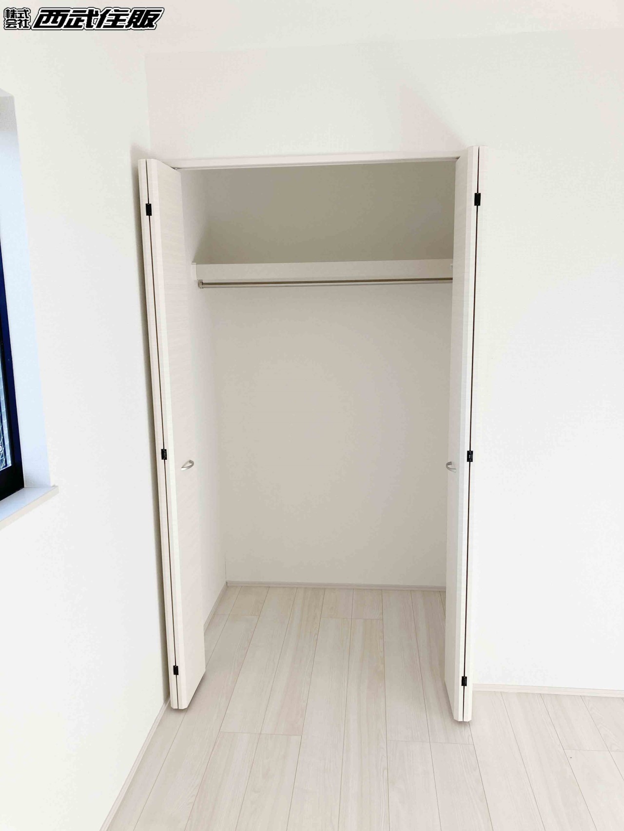 【1階・洋室】大きなクローゼットのあるお部屋は嬉しいですね！同仕様写真