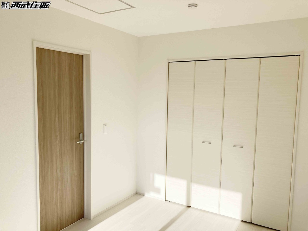 【2階・洋室】大きなクローゼットがある明るいお部屋です。同仕様写真