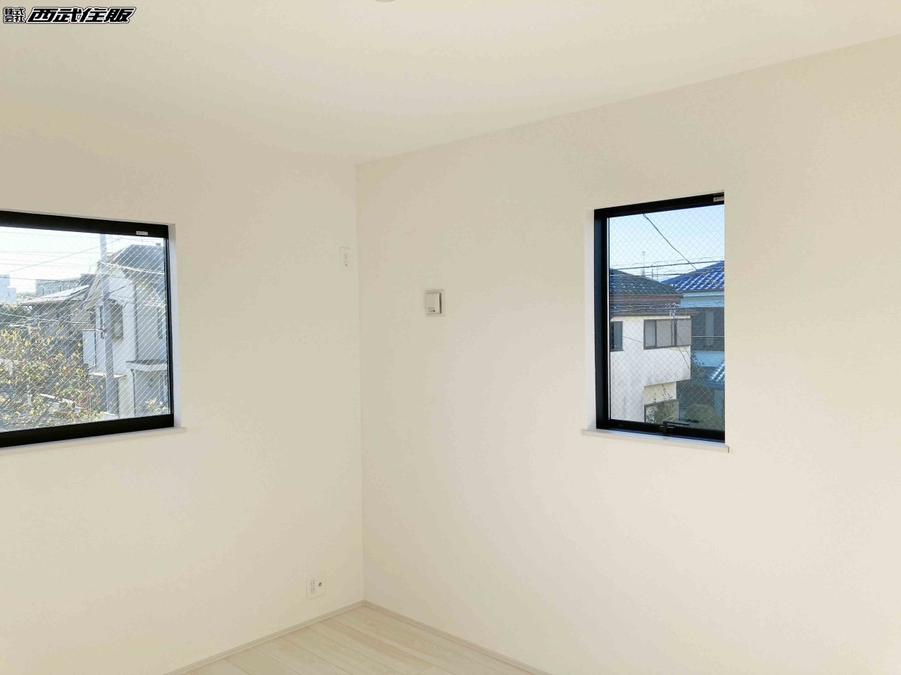 【2階・洋室】2面採光のお部屋は陽射しがたっぷり入るので気持ちがいいですよ。同仕様写真