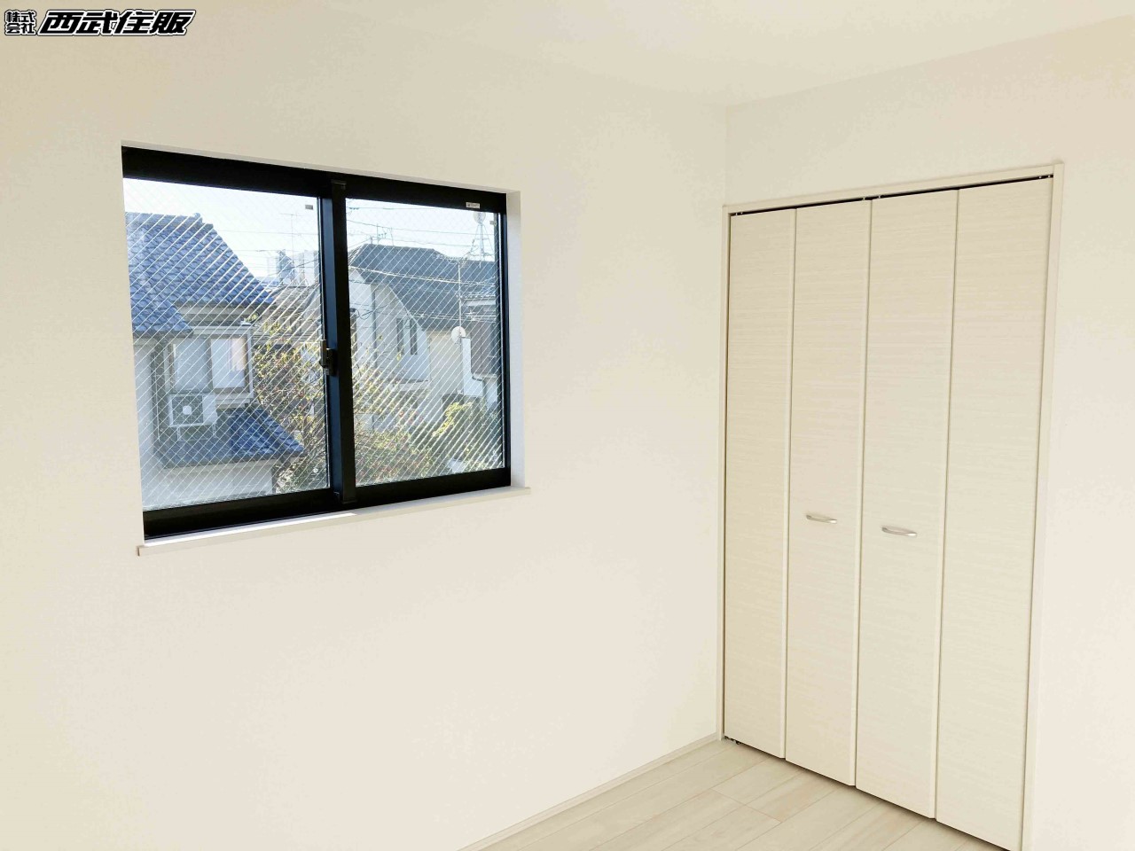【2階・洋室】大きなクローゼットがある明るいお部屋です。同仕様写真