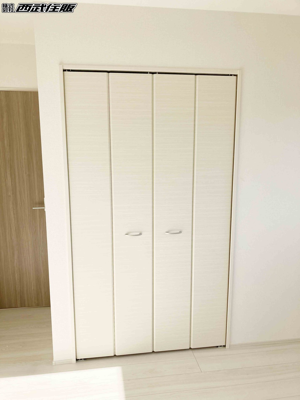 【2階・洋室】大きなクローゼットがある明るいお部屋です。同仕様写真