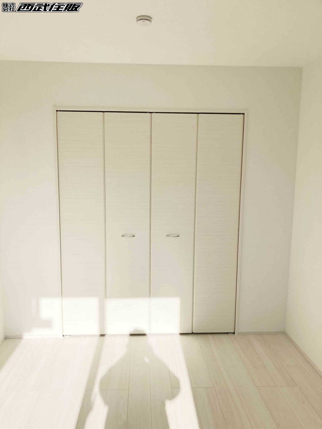 【2階・洋室】大きなクローゼットがある明るいお部屋です。同仕様写真