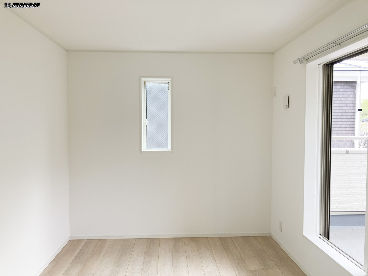 【2階・洋室】ルーフバルコニーに面して2面採光のお部屋は陽射しがたっぷり！
