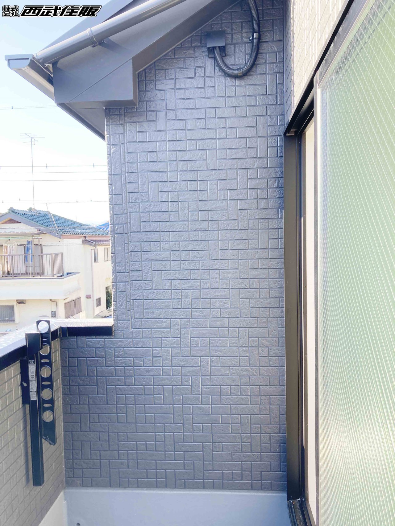 【バルコニー】折り畳み式の竿受けがあります。同仕様写真