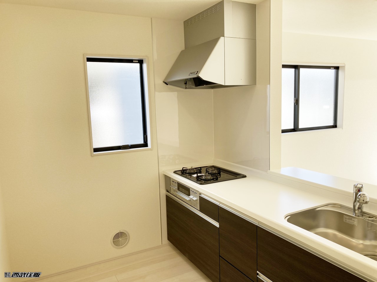 【システムキッチン】高級感のある木目が素敵なキッチンです。同仕様写真