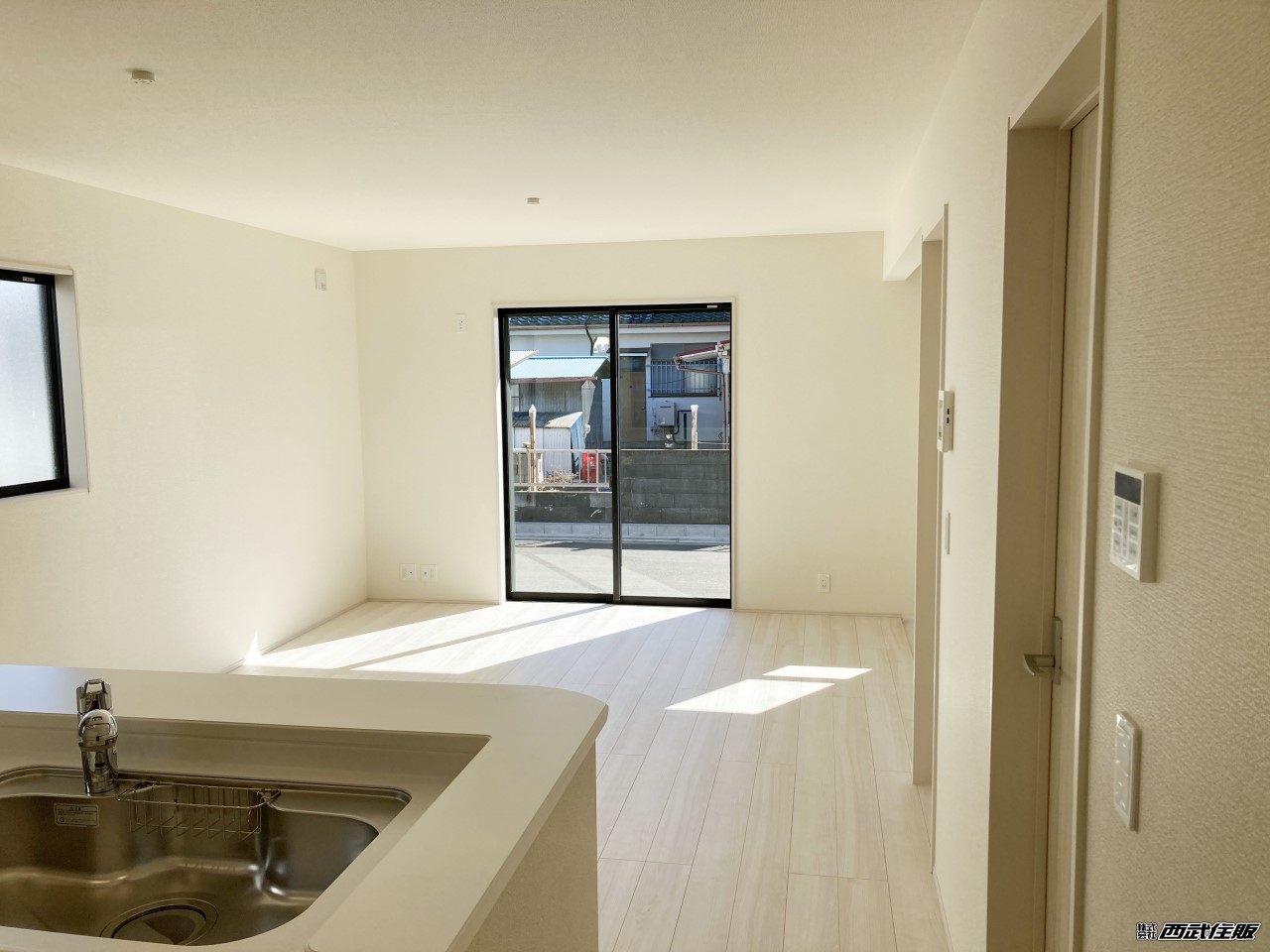 【リビング】キッチンからのリビング!カウンターで解放感あります。同仕様写真