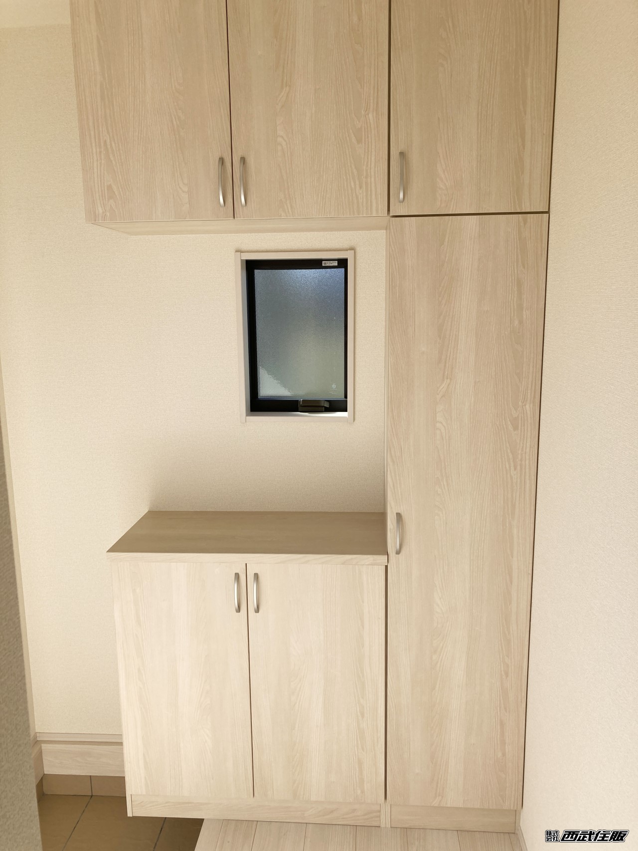 【シューズBOX】小物も飾れて窓もあって素敵です。同仕様写真