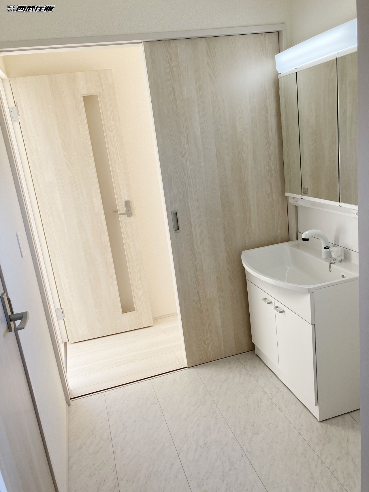 【洗面室】ゆったりと広い洗面室は魅力的ですね!お子様と一緒でも余裕です!同仕様写真