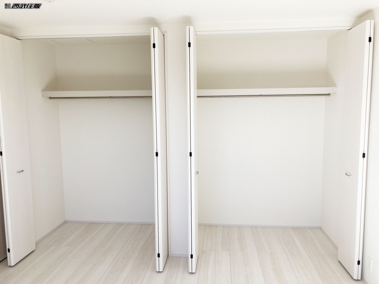 【2階・洋室】大きなクローゼットが2個もあると沢山収納出来てうれしいですね!同仕様写真