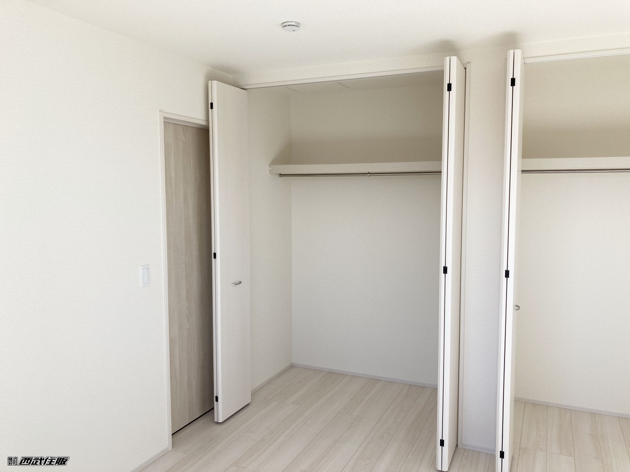 【2階・洋室】大きな2連のクローゼットは収納力があって嬉しいですね!同仕様写真