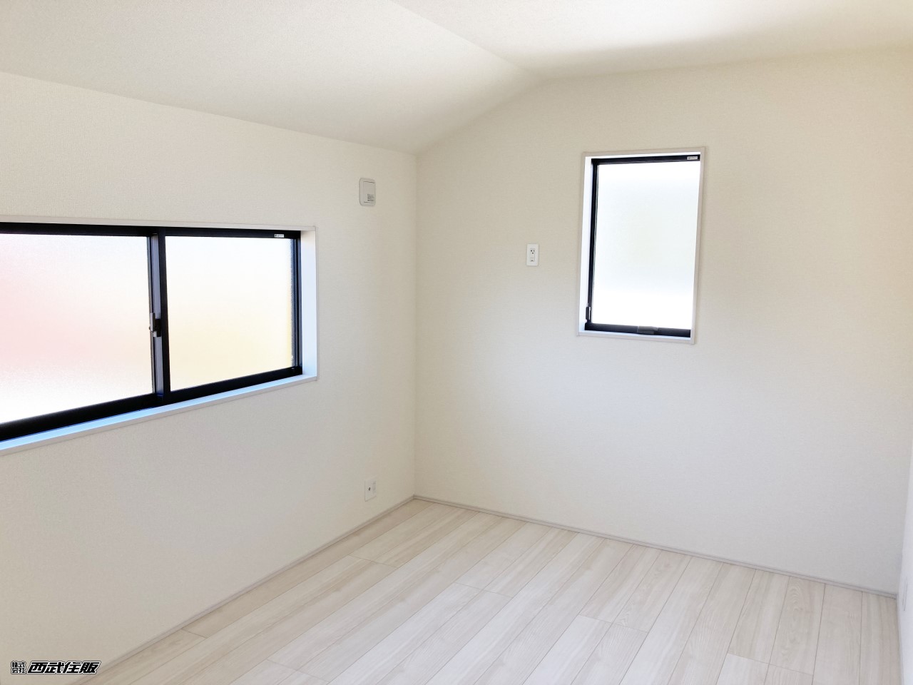 【2階・洋室】2面採光で明るく、家具のレイアウトもしやすそうですね!同仕様写真