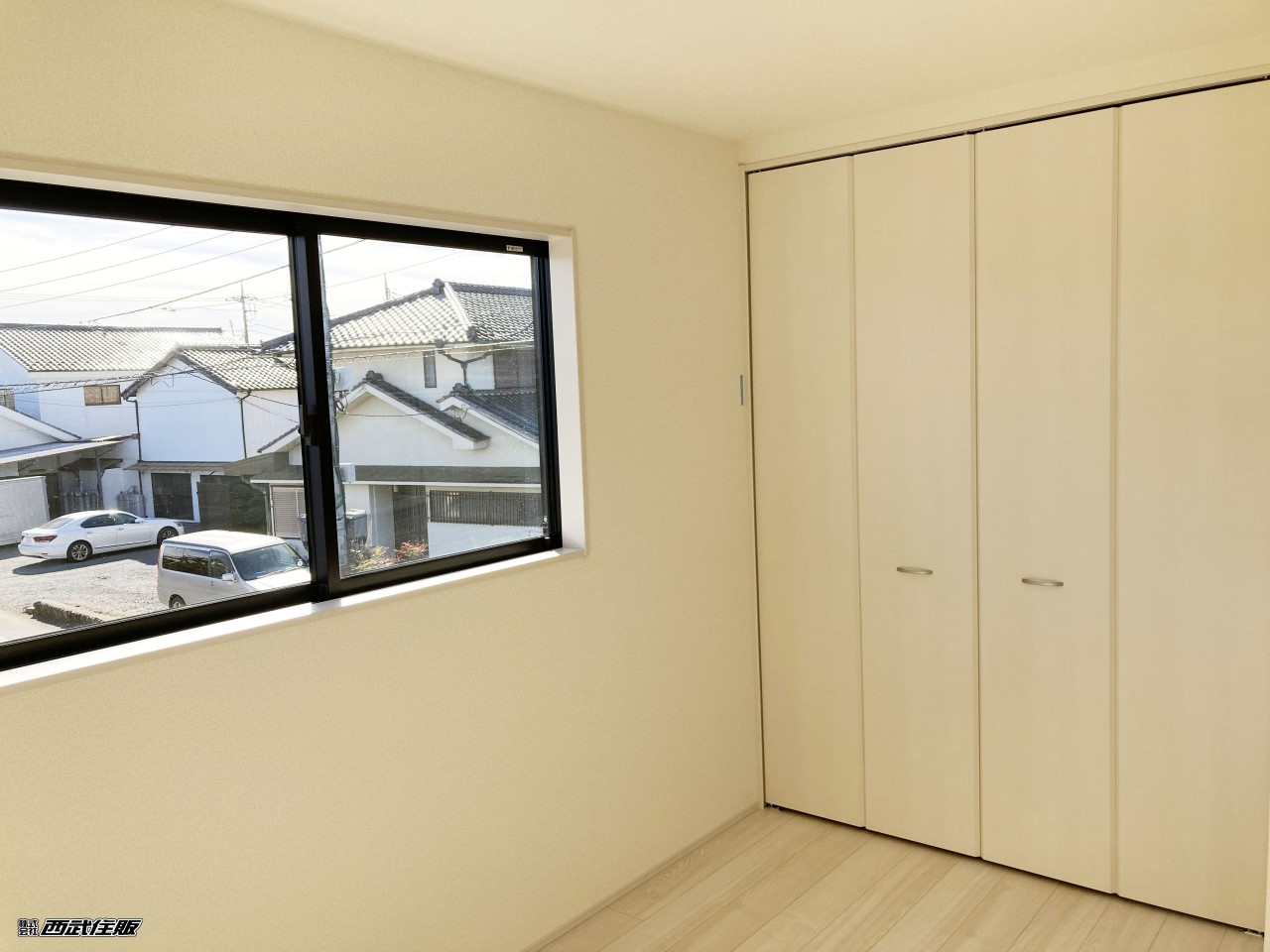 【2階・洋室】大きなクローゼットがある明るいお部屋です。同仕様写真