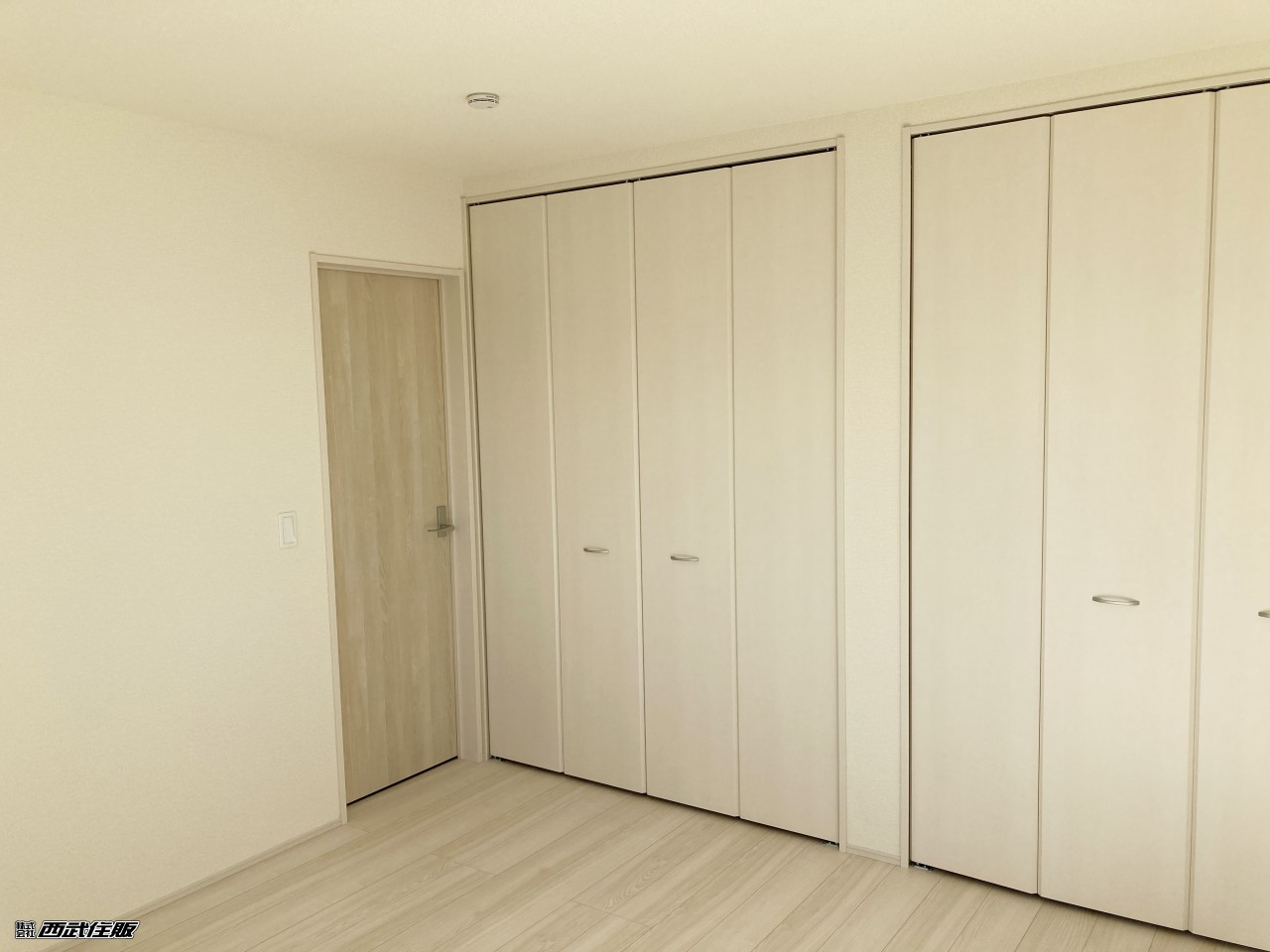 【2階・洋室】大きなクローゼットのあるお部屋は嬉しいですね!同仕様写真