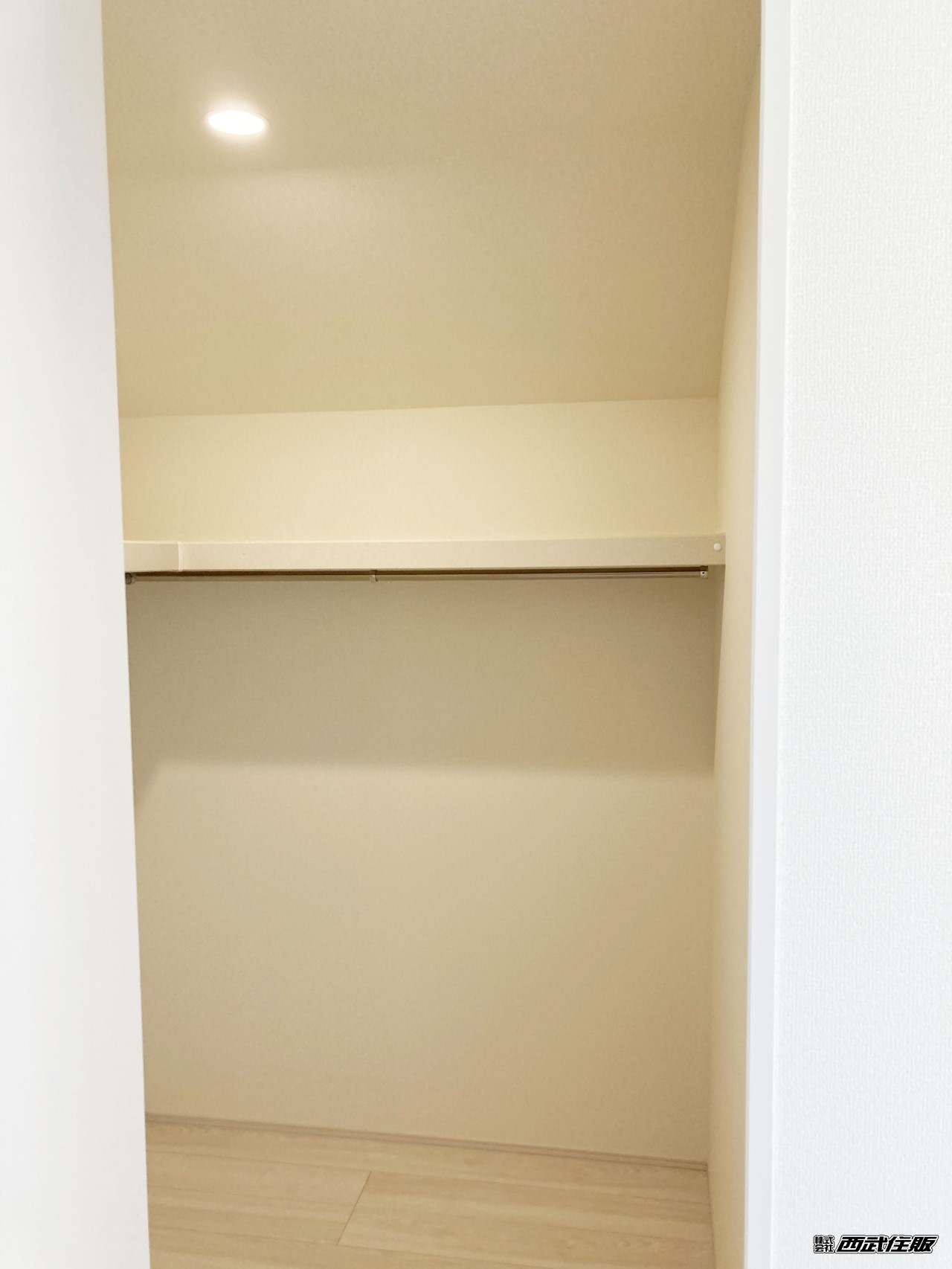 【ウォークインクロゼット】収納スペースがたくさんあって助かります。同仕様写真