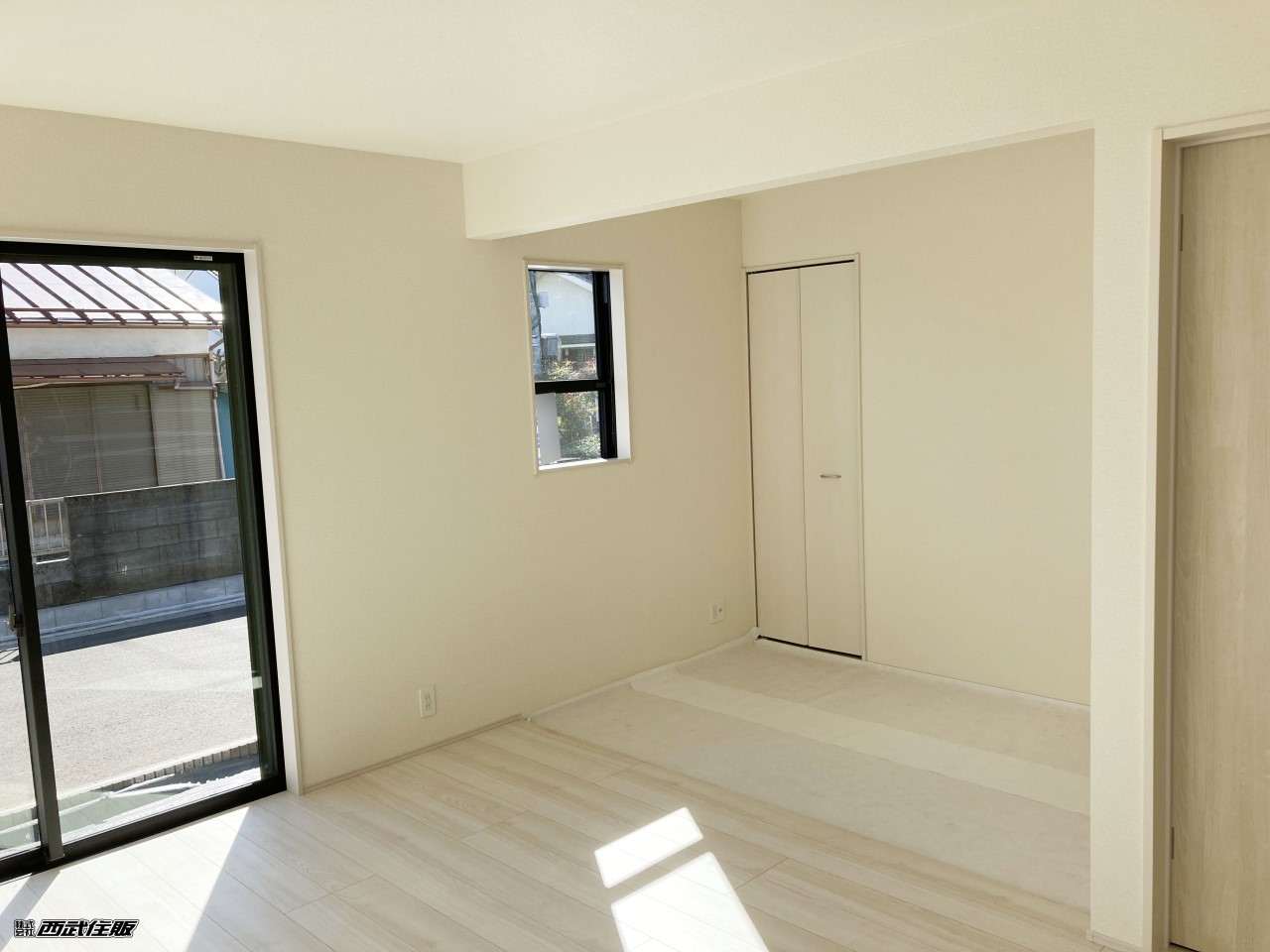 【リビング】大きな窓から陽射しが注ぎ込む明るいリビングは居心地が良さそう!同仕様写真