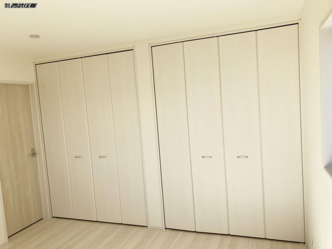 【2階・洋室】大きな2連のクローゼットは収納力があって嬉しいですね!同仕様写真