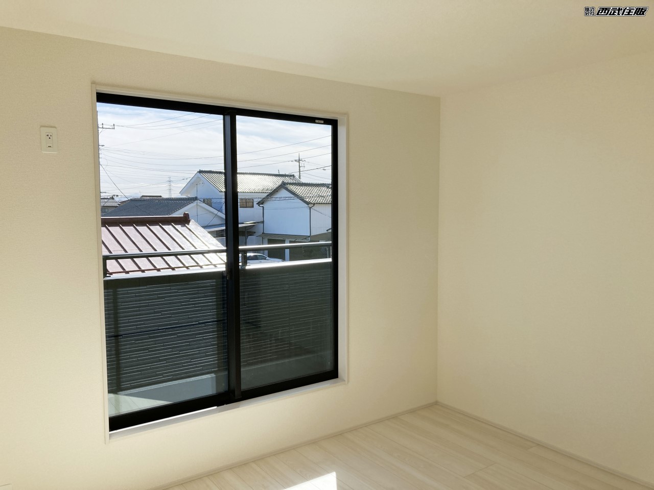 【洋室】バルコニーに面した大きな窓から陽射しがタップリ入ってきます。同仕様写真