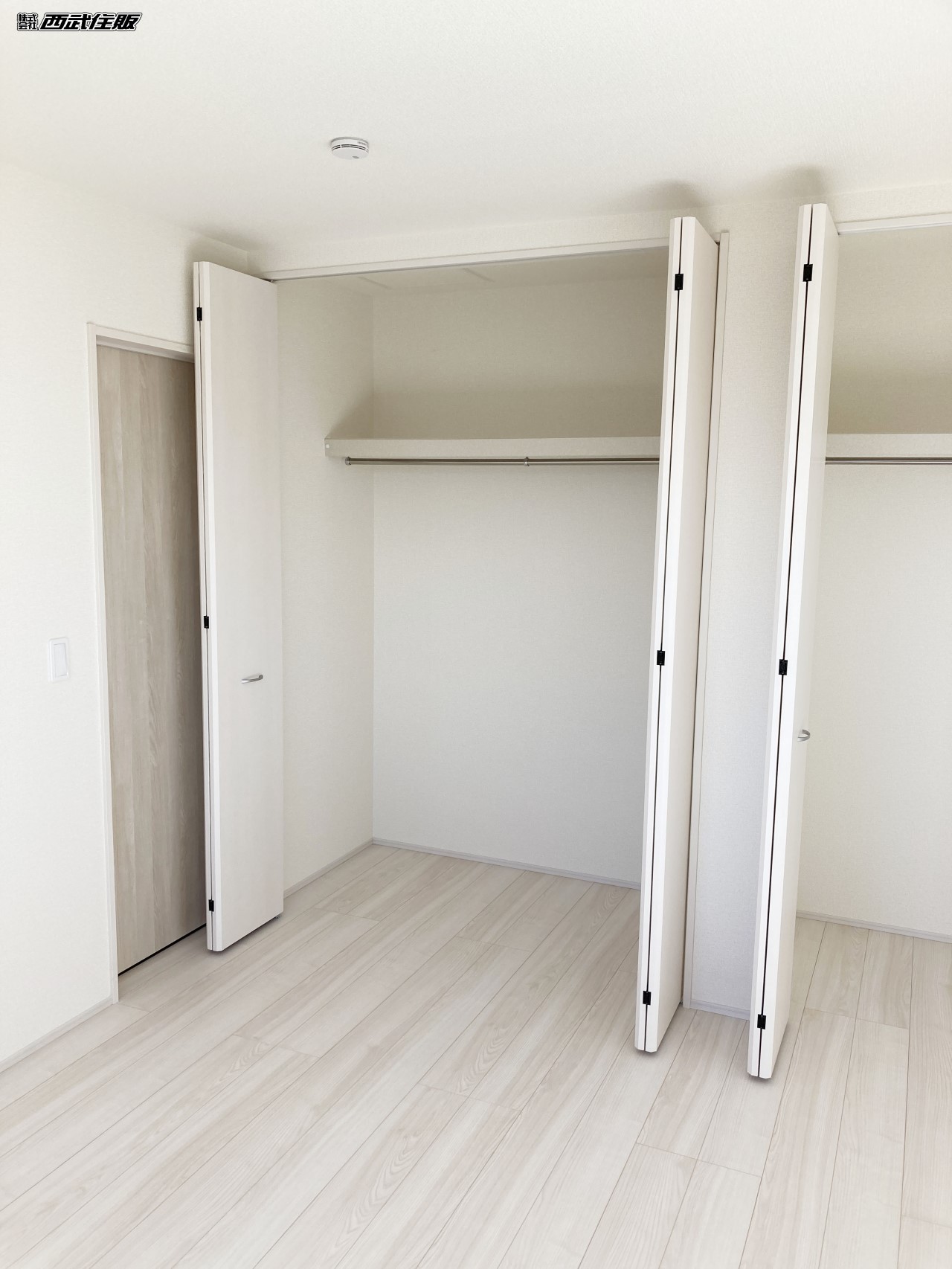 【2階・洋室】大きなクローゼットが2個もあると沢山収納出来てうれしいですね!同仕様写真