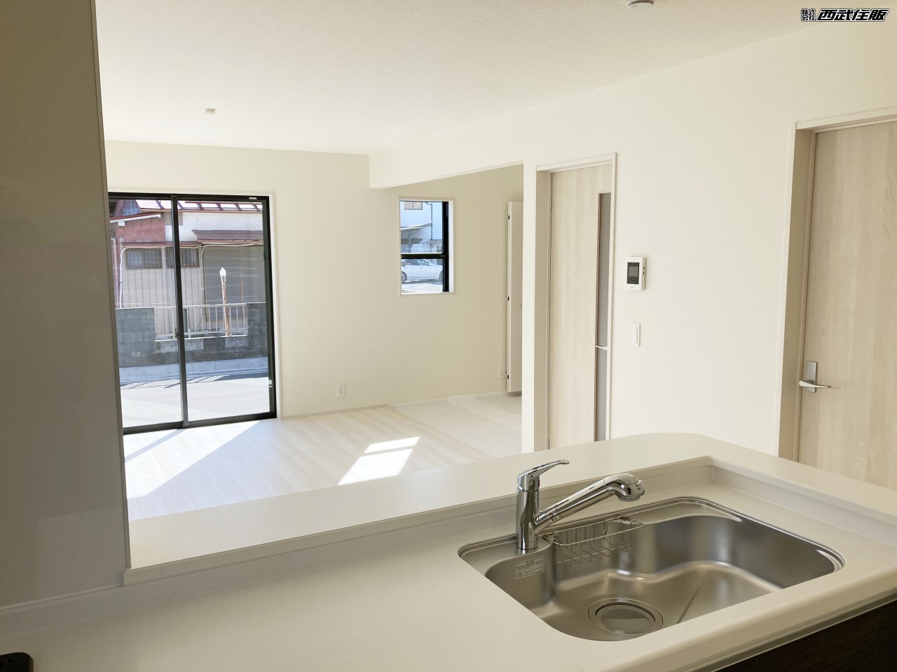 【対面キッチン】お料理をしながら家族と会話が楽しめるのは嬉しい!同仕様写真