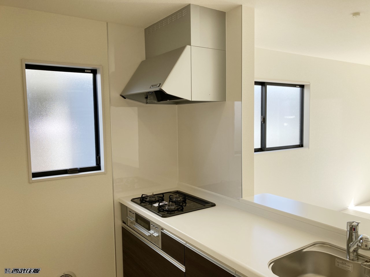 【キッチン】窓があって明るくて広いキッチンスペースです。同仕様写真