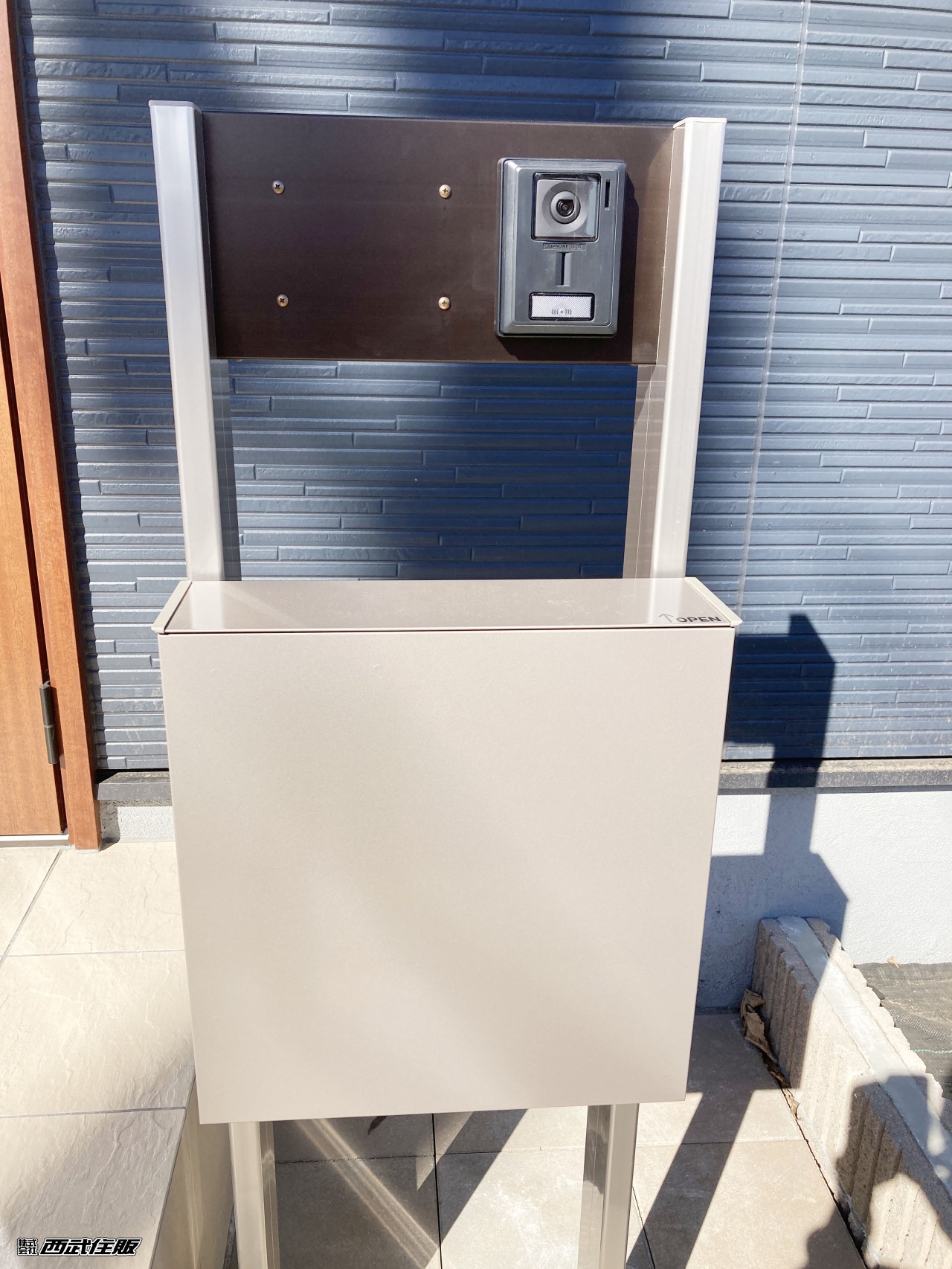 【TVモニター付インターホン】訪問者の姿が一目でわかります。同仕様写真