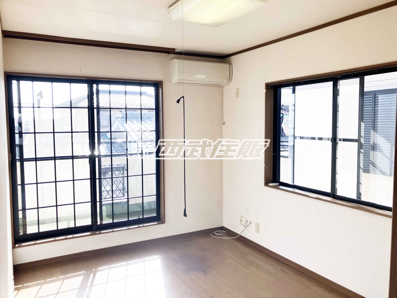 【2階・洋室】2面採光でバルコニーにも面した明るいお部屋です。