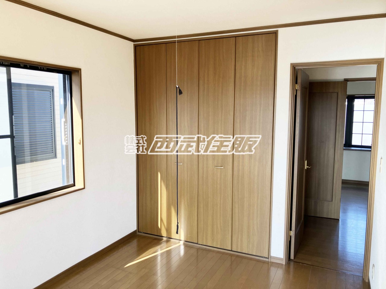 【2階・洋室】大きなクローゼットがある明るいお部屋です。