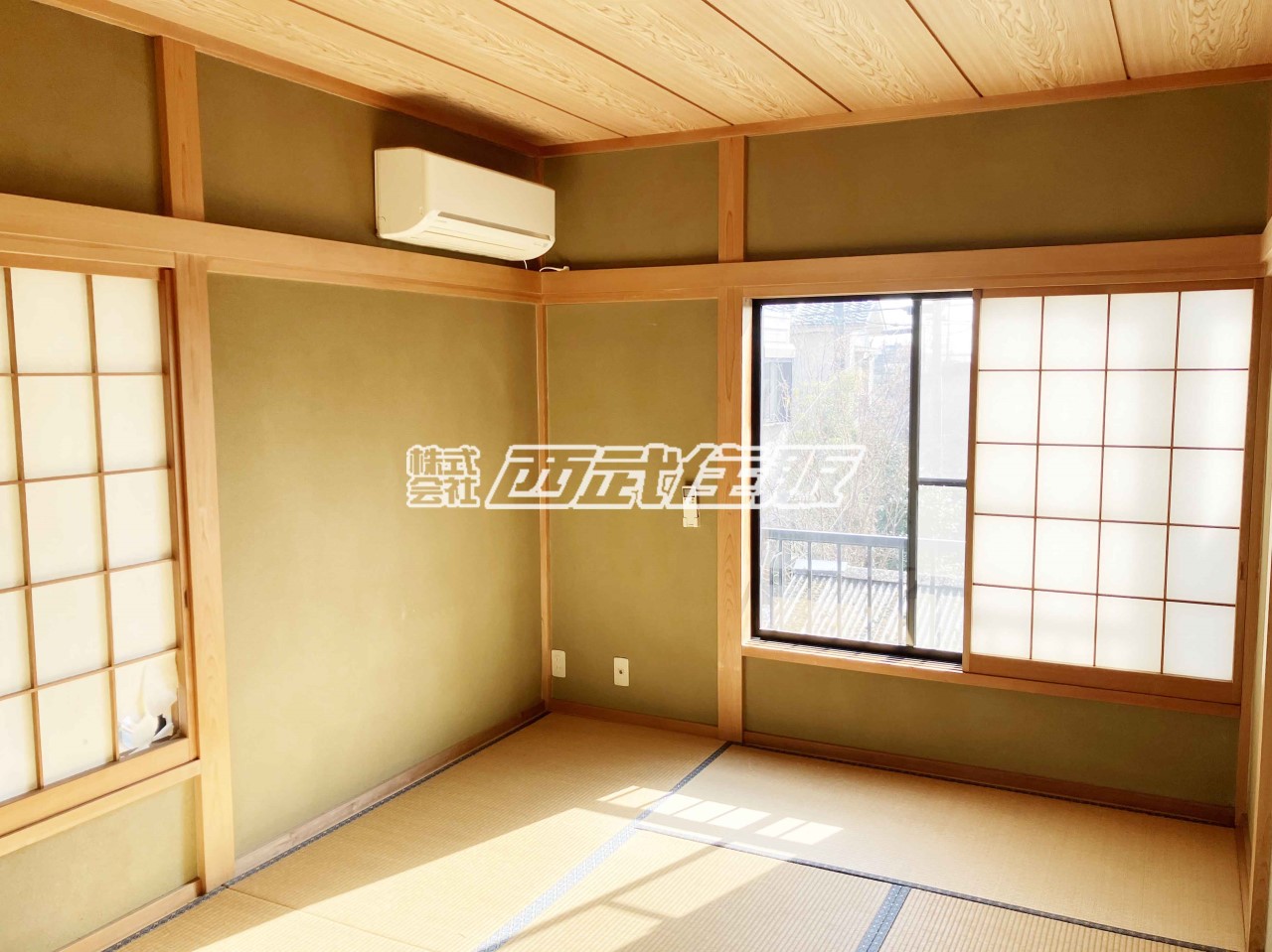 【2階・和室】窓があって明るく気持ちの良いお部屋です。